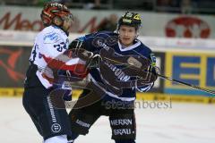 DEL - Eishockey - PlayOff - ERC Ingolstadt - Iserlohn Roosters - 1. Spiel - Wruck Dylan (Iserlohn 22) gegen Christoph Gawlik (ERC 19)