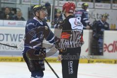DEL - Eishockey - Finale 2015 - Spiel 2 - ERC Ingolstadt - Adler Mannheim - Patrick Hager (ERC 52) zieht Tor wird nicht gegeben, Jubel Christoph Gawlik (ERC 19) mit Schiedsrichter