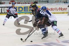 DEL - Eishockey - Finale 2015 - Spiel 2 - ERC Ingolstadt - Adler Mannheim - Kampf um den Puck Patrick Hager (ERC 52) und Andrew Joudrey (MAN 11)