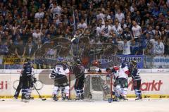 DEL - Eishockey - Finale 2015 - Spiel 2 - ERC Ingolstadt - Adler Mannheim - Schlägerei am Tor von Torwart Timo Pielmeier (ERC 51)