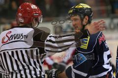 DEL - Eishockey - Playoff - Spiel 5 - ERC Ingolstadt - Iserlohn Roosters - Gespräch mit dem Schiedsrichter rechts Patrick Hager (ERC 52)