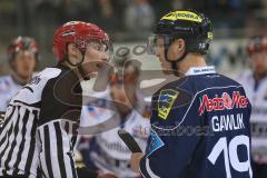 DEL - Eishockey - Playoff - Spiel 5 - ERC Ingolstadt - Iserlohn Roosters - Gespräch mit dem Schiedsrichter rechts Christoph Gawlik (ERC 19)