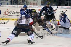 DEL - Eishockey - Finale 2015 - Spiel 2 - ERC Ingolstadt - Adler Mannheim - Jeffrey Szwez (ERC 10) vor Torwart Dennis Endras (MAN 44)