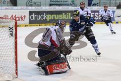 DEL - Eishockey - Playoff - Spiel 5 - ERC Ingolstadt - Iserlohn Roosters - Ryan MacMurchy (ERC 27) vor dem Torwart Dshunussow Daniar (Iserlohn 30)