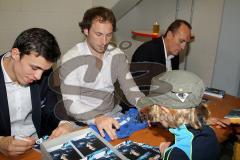 Saisoneröffnung ERC Ingolstadt - Aaron Brocklehurst und Fabio Wagner beim Autogramme schreiben - Foto: Jürgen Meyer