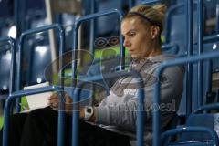 DEL - ERC Ingolstadt - Saison 2014/2015 - Erstes Training in der Saturn Arena - Fitnesstrainerin Maritta Becker beobachtet von den Rängen