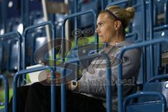 DEL - ERC Ingolstadt - Saison 2014/2015 - Erstes Training in der Saturn Arena - Fitnesstrainerin Maritta Becker beobachtet von den Rängen
