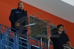 DEL - ERC Ingolstadt - Saison 2014/2015 - Erstes Training in der Saturn Arena - Cheftrainer Larry Huras sitzt ganz oben in der Tribüne und beobachtet die Spieler, rechts Neville Rautert