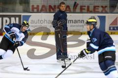 DEL - ERC Ingolstadt - Saison 2014/2015 - Erstes Training in der Saturn Arena - Lauf und Spurttraining, in der Mitte Co-Trainer Emanuel Viveiros gibt Anweisungen, links Petr Taticek (17)