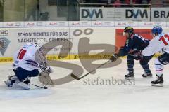 DEL - Eishockey - ERC Ingolstadt - Adler Mannheim - Saison 2015/2016 - Brandon Buck (#9 ERC Ingolstadt) - Emery Raymond Torwart(#30 Mannheim) - Carle Mathieu (#72 Mannheim) - Foto: Meyer Jürgen
