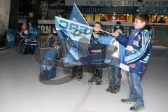 DEL - Eishockey - ERC Ingolstadt - Hamburg Freezers - Saison 2015/2016 - Kids stehen Spalier beim Einlaufen - Fan - Foto: Meyer Jürgen