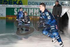 DEL - Eishockey - ERC Ingolstadt - Augsburger Panther - Saison 2015/2016 - Einlaufkinder - Jared Ross (#42 ERC Ingolstadt) - Foto: Meyer Jürgen