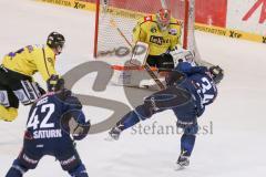 DEL - Eishockey - ERC Ingolstadt - Krefeld Pinguine - Saison 2015/2016 - Benedikt Kohl (#34 ERC Ingolstadt) - Patrick Galbraith Torwart (#31 Krefeld)  - Foto: Meyer Jürgen