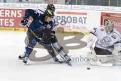 DEL - Eishockey - ERC Ingolstadt - Thomas Sabo Ice Tigers - Saison 2015/2016 - Andreas Jenike Torwart (29 Ice Tigers) - Brian Lebler (#7 ERC Ingolstadt) - Foto: Meyer Jürgen