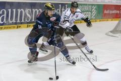 DEL - Eishockey - ERC Ingolstadt - Thomas Sabo Ice Tigers - Saison 2015/2016 - David Elsner (#61 ERC Ingolstadt) - Derek Joslin (#22 Ice Tigers) - Foto: Meyer Jürgen