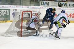 DEL - Eishockey - ERC Ingolstadt - Augsburger Panther - Saison 2015/2016 - Brian Lebler (#7 ERC Ingolstadt) - Ben Meisner Torwart (#30 Augsburg)  - Foto: Meyer Jürgen
