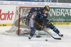 DEL - Eishockey - ERC Ingolstadt - Augsburger Panther - Saison 2015/2016 - Jared Ross (#42 ERC Ingolstadt) - Ben Meisner Torwart (#30 Augsburg)  - Foto: Meyer Jürgen