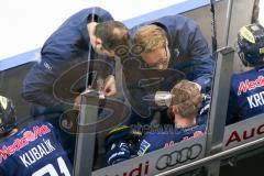 DEL - Eishockey - ERC Ingolstadt - Düsseldorfer EG - Saison 2015/2016 - Thomas Pielmeier (#50 ERC Ingolstadt) wird auf der Spielerbank behandelt - Foto: Jürgen Meyer