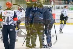 DEL - Eishockey - ERC Ingolstadt - Schwenninger Wild Wings - Saison 2015/2016 - Petr Taticek (#17 ERC Ingolstadt) wird gratuliert zum 1:1Ausgleichstreffer - Foto: Meyer Jürgen
