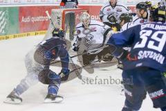DEL - Eishockey - ERC Ingolstadt - Thomas Sabo Ice Tigers - Saison 2015/2016 - Salcido Brian (#22 ERC Ingolstadt) - Tyler Beskorowany Torwart (#34 Ice Tigers) - Foto: Meyer Jürgen