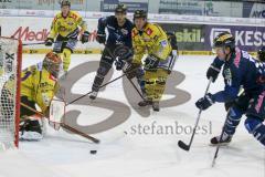 DEL - Eishockey - ERC Ingolstadt - Krefeld Pinguine - Saison 2015/2016 - Brandon Buck (#9 ERC Ingolstadt) schiesst den 3:0 Führungstreffer - Patrick Galbraith Torwart (#31 Krefeld)  - Robin Weihager (#55 Krefeld)  - Foto: Meyer Jürgen