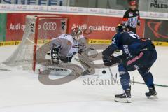 DEL - Eishockey - ERC Ingolstadt - Augsburger Panther - Saison 2015/2016 - Ben Meisner Torwart (#30 Augsburg)  - Alexander Barta (#92 ERC Ingolstadt) - Foto: Meyer Jürgen