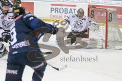 DEL - Eishockey - ERC Ingolstadt - Thomas Sabo Ice Tigers - Saison 2015/2016 - #9# mit einem Schuss auf das Tor - Andreas Jenike Torwart (29 Ice Tigers) -  Foto: Meyer Jürgen