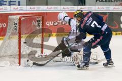 DEL - Eishockey - ERC Ingolstadt - Thomas Sabo Ice Tigers - Saison 2015/2016 - Brian Lebler (#7 ERC Ingolstadt) mit dem 3:0 Führungstreffer - Tyler Beskorowany Torwart (#34 Ice Tigers) - Foto: Meyer Jürgen