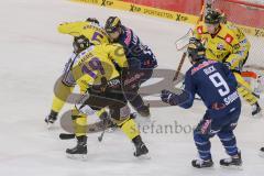 DEL - Eishockey - ERC Ingolstadt - Krefeld Pinguine - Saison 2015/2016 - John Laliberte (#15 ERC Ingolstadt) - Brandon Buck (#9 ERC Ingolstadt) - Yared Hagos (#19 Krefeld)  - Patrick Galbraith Torwart (#31 Krefeld)  - Christian Kretschmann (#5 Krefeld)  -