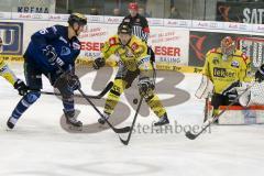 DEL - Eishockey - ERC Ingolstadt - Krefeld Pinguine - Saison 2015/2016 - John Laliberte (#15 ERC Ingolstadt) - Patrick Galbraith Torwart (#31 Krefeld)  - Robin Weihager (#55 Krefeld)  - Foto: Meyer Jürgen