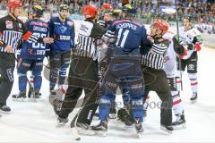 DEL - Eishockey - ERC Ingolstadt - Kölner Haie - Saison 2015/2016 - Benedikt Schopper (#11 ERC Ingolstadt) - Per Aslund (#22 Köln) bei einer Rangelei - Foto: Meyer Jürgen
