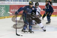 DEL - Eishockey - ERC Ingolstadt - Thomas Sabo Ice Tigers - Saison 2015/2016 - John Laliberte (#15 ERC Ingolstadt) - Steven Reinprecht (#28 Ice Tigers) - Foto: Meyer Jürgen