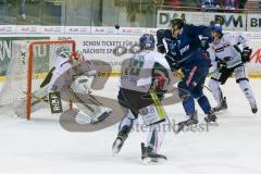 DEL - Eishockey - ERC Ingolstadt - Augsburger Panther - Saison 2015/2016 - Brandon McMillan (ERC Ingolstadt) - Ben Meisner Torwart (#30 Augsburg)  - Foto: Meyer Jürgen
