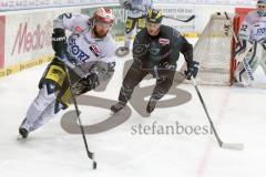 DEL - Eishockey - ERC Ingolstadt - Schwenninger Wild Wings - Saison 2015/2016 - Martin Davidek (#12 ERC Ingolstadt) - Andre Hult (#12 Schwenningen) - Foto: Meyer Jürgen