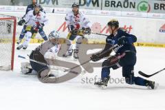 DEL - Eishockey - ERC Ingolstadt - Eisbären Berlin - Saison 2015/2016 - Martin Davidek (#12 ERC Ingolstadt) - Vehanen Petri Torwart (#31 Berlin) - Foto: Meyer Jürgen