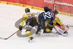 DEL - Eishockey - ERC Ingolstadt - Krefeld Pinguine - Saison 2015/2016 - Alexander Barta (#92 ERC Ingolstadt) - Patrick Galbraith Torwart (#31 Krefeld)  - Foto: Meyer Jürgen