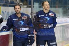 DEL - Eishockey - ERC Ingolstadt - Saison 2015/2016 - Presse Training - Dustin Friesen und rechts Benedikt Schopper (ERC 11)