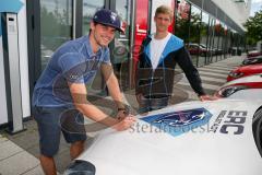 DEL - Eishockey - ERC Ingolstadt - Saison 2016/2017 - Bauer Day`s beim Fairplay Hockey Shop - Benedikt Kohl (#34 ERCI) signiert eine Auto Motorhaube - Foto: Meyer Jürgen