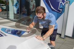 DEL - Eishockey - ERC Ingolstadt - Saison 2016/2017 - Bauer Day`s beim Fairplay Hockey Shop - Simon Schütz (#97 ERCI) signiert eine Auto Motorhaube - Foto: Meyer Jürgen