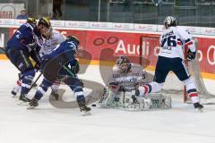 DEL - Eishockey - ERC Ingolstadt - Eisbären Berlin - Saison 2016/2017 - Brian Salcido (#22 ERCI) mit einer Torchance - Petri Vehanen (Torwart #31 Berlin) - Foto: Meyer Jürgen