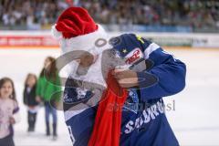 DEL - Eishockey - ERC Ingolstadt - Eisbären Berlin - Saison 2016/2017 - Danny Irmen (#19 ERCI) als Nikolaus verkleidet - Foto: Meyer Jürgen