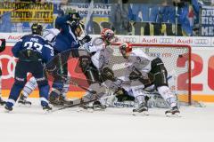DEL - Eishockey - ERC Ingolstadt - Schwenninger Wild Wings - Saison 2016/2017 - Petr Pohl (#33 ERCI) mit einem Schuss auf das Tor - 35 Joseph MacDonald (Torhueter Schwenninger Wild Wings) - Foto: Meyer Jürgen