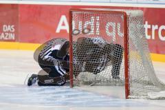 DEL - Eishockey - ERC Ingolstadt - EHC Red Bull München - Saison 2016/2017 - Schiedsrichter beim reparieren des Tores - Foto: Meyer Jürgen