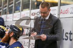 DEL - Eishockey - ERC Ingolstadt - Düsseldorfer EG - Saison 2016/2017 - Tommy Samuelsson (Cheftrainer ERCI) mit der Taktiktafel - Foto: Meyer Jürgen