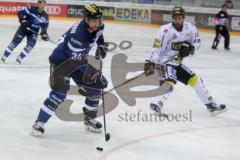 DEL - Eishockey - ERC Ingolstadt - Krefeld Pinguine - Saison 2016/2017 - Benedikt Kohl (#34 ERCI) - Dragan Umicevic (#84 Krefeld) - Foto: Meyer Jürgen