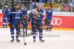 DEL - Eishockey - ERC Ingolstadt - Straubing Tigers - Saison 2016/2017 - Thomas Oppenheimer (#8 ERCI) mit Benedikt Schopper (#11 ERCI) und seinem Kind - jubel - Foto: Meyer Jürgen
