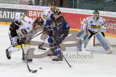 DEL - Eishockey - ERC Ingolstadt - Krefeld Pinguine - Saison 2016/2017 - Benedikt Schopper (#11 ERCI) - Patrick Galbraith Torwart (#31 Krefeld) - Foto: Meyer Jürgen