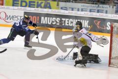 DEL - Eishockey - ERC Ingolstadt - Krefeld Pinguine - Saison 2016/2017 - Petr Pohl (#33 ERCI) - Patrick Galbraith Torwart (#31 Krefeld) - Foto: Meyer Jürgen