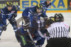 DEL - Eishockey - ERC Ingolstadt - Iserlohn Roosters - Saison 2016/2017 - Danny Irmen (#19 ERCI) - Thomas Oppenheimer (#8 ERCI) - beim Bully - Foto: Meyer Jürgen