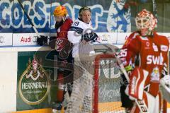 DEL - Eishockey - ERC Ingolstadt - Fischtown Pinguins - Saison 2016/2017 - Danny Irmen (#19 ERCI) - Cody Lampl (#32 Bremerhaven) - Foto: Meyer Jürgen